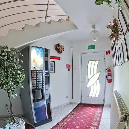 罗莎莉亚膳食公寓酒店 *